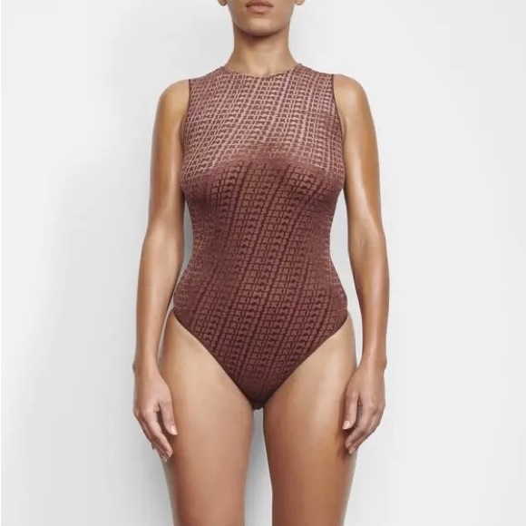 SOLD ❌SKIMS Limited Edition Velvet Bodysuit Chestnut Brown - Picture 3 of 5